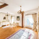 Zamek - The Old Yard 4*