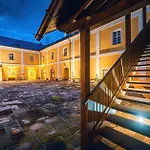 Zamek - The Old Yard Готель Rychvald