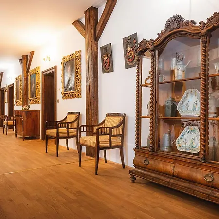 Zamek - The Old Yard 4*