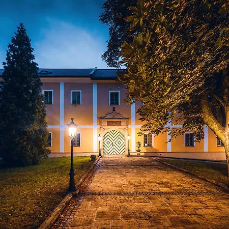 Zámek - The Old Yard Hotel Rychvald