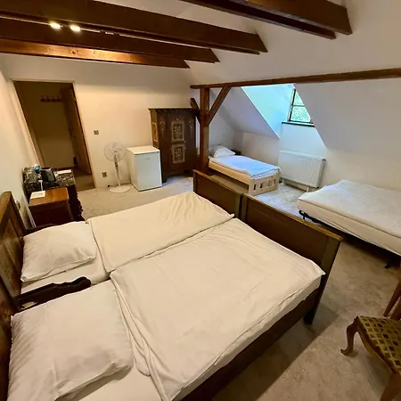 Zámek - The Old Yard 4*