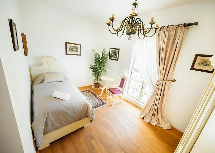 Zámek - The Old Yard Rychvald