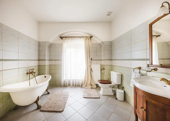 Zamek - The Old Yard Hotell Rychvald