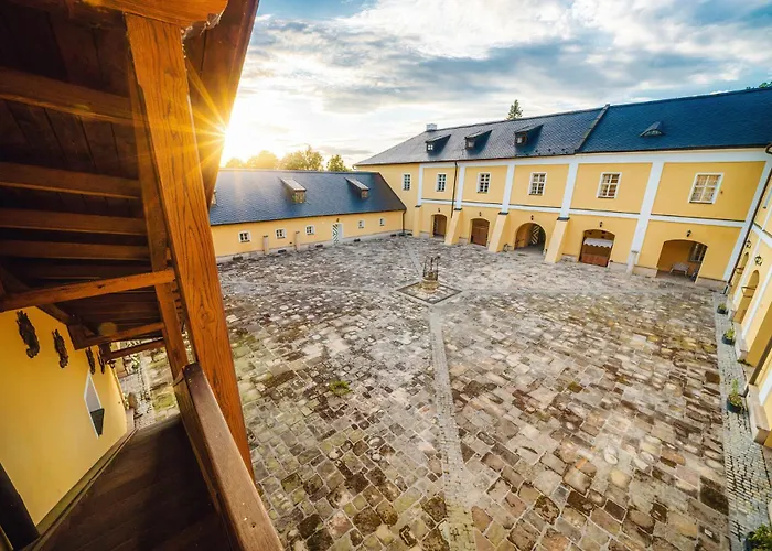 Hotell Zamek - The Old Yard