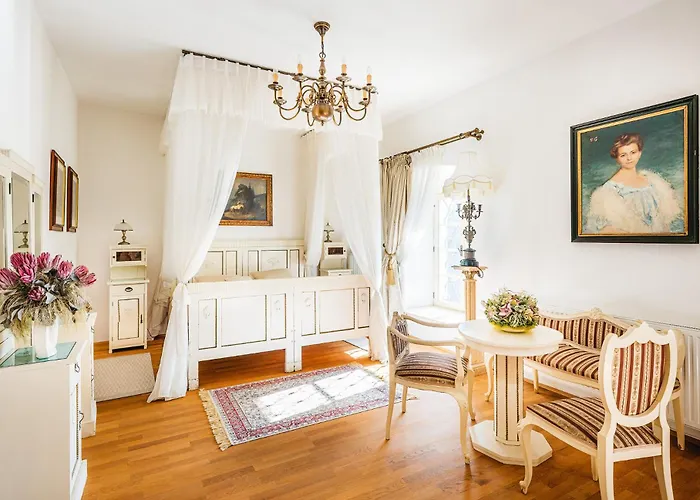 Hotell Zamek - The Old Yard 4*