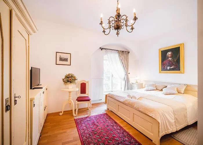 Zamek - The Old Yard Hotell