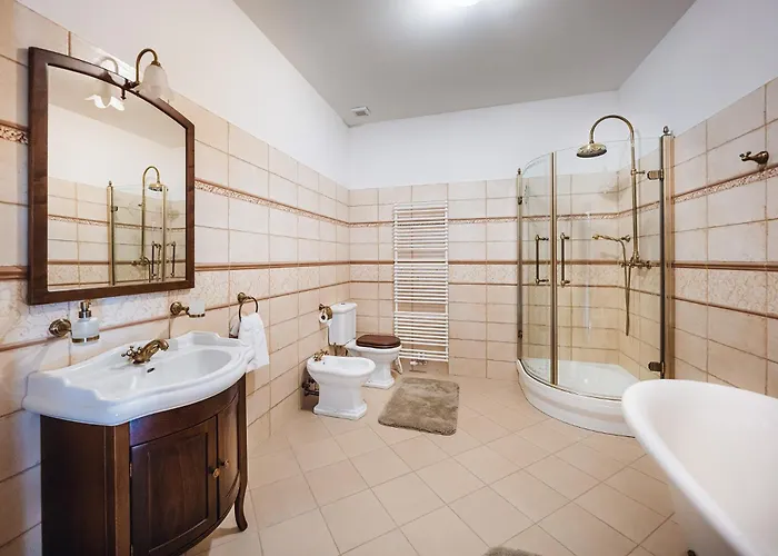 Zámek - The Old Yard Hotel Rychvald