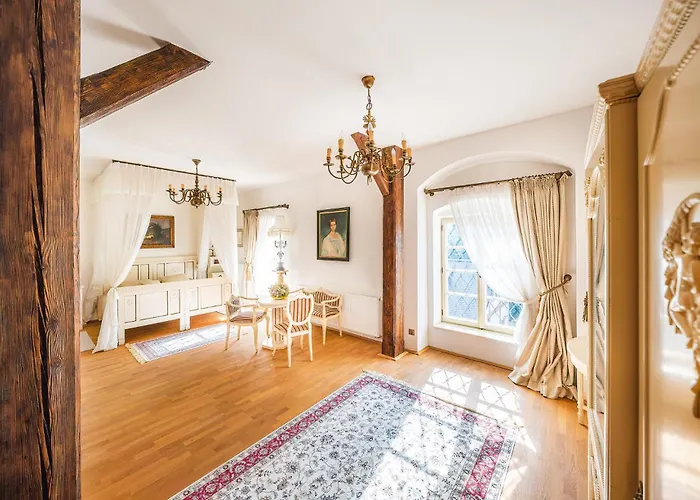 Zamek - The Old Yard 4*