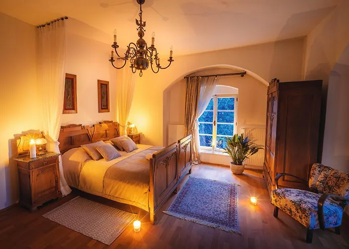 Zámek - The Old Yard Hotel