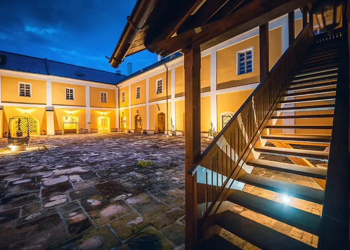 Zámek - The Old Yard Hotel Rychvald