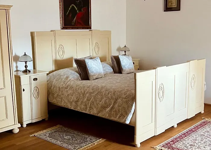 Zámek - The Old Yard 4*