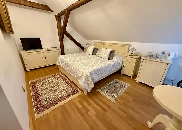 Zamek - The Old Yard 4* Rychvald