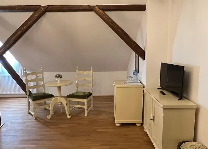 Zámek - The Old Yard Rychvald