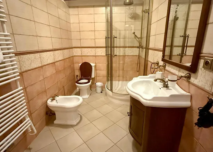 Zámek - The Old Yard