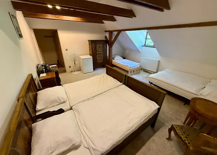 Zámek - The Old Yard 4*